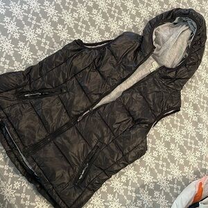 Puffer vest with hood